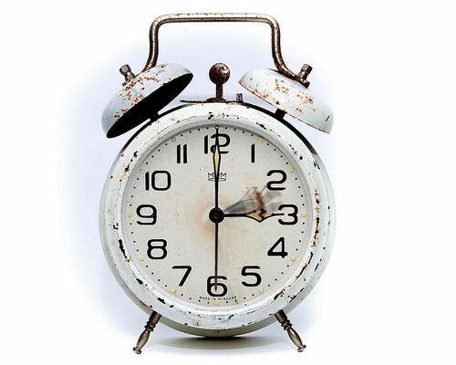 alarm-clock-the-summer-time-changeover-time-conversion-winter-time