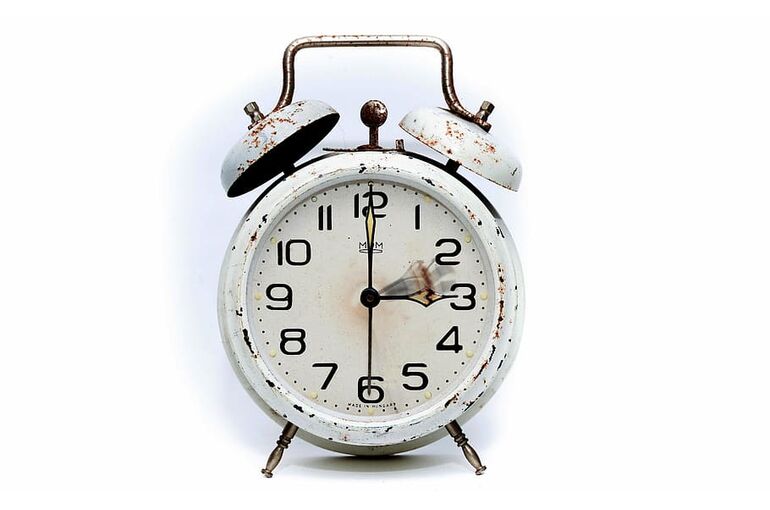 alarm-clock-the-summer-time-changeover-time-conversion-winter-time